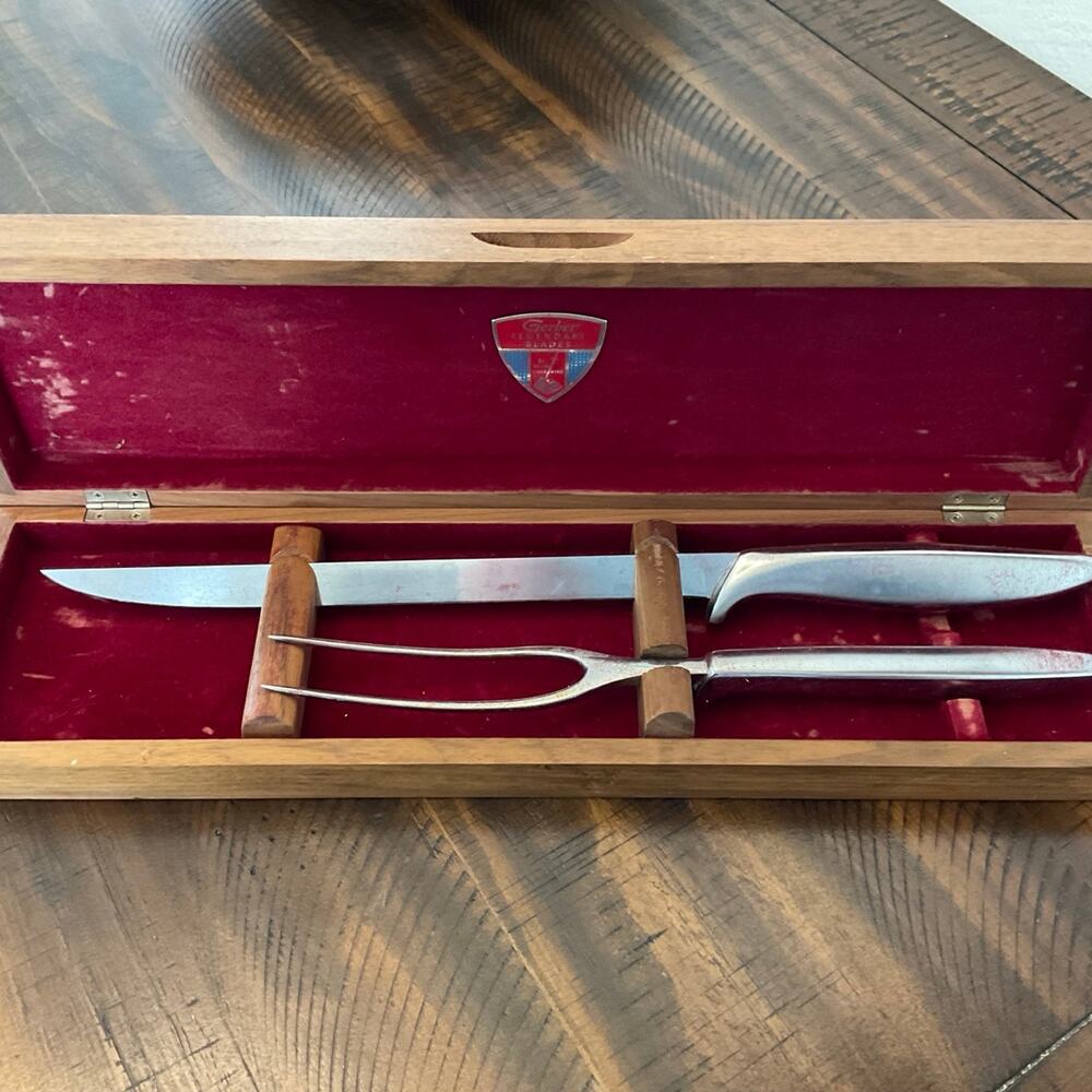 Vintage Gerber Legendary Blades 2‎ piece carving set in a walnut case